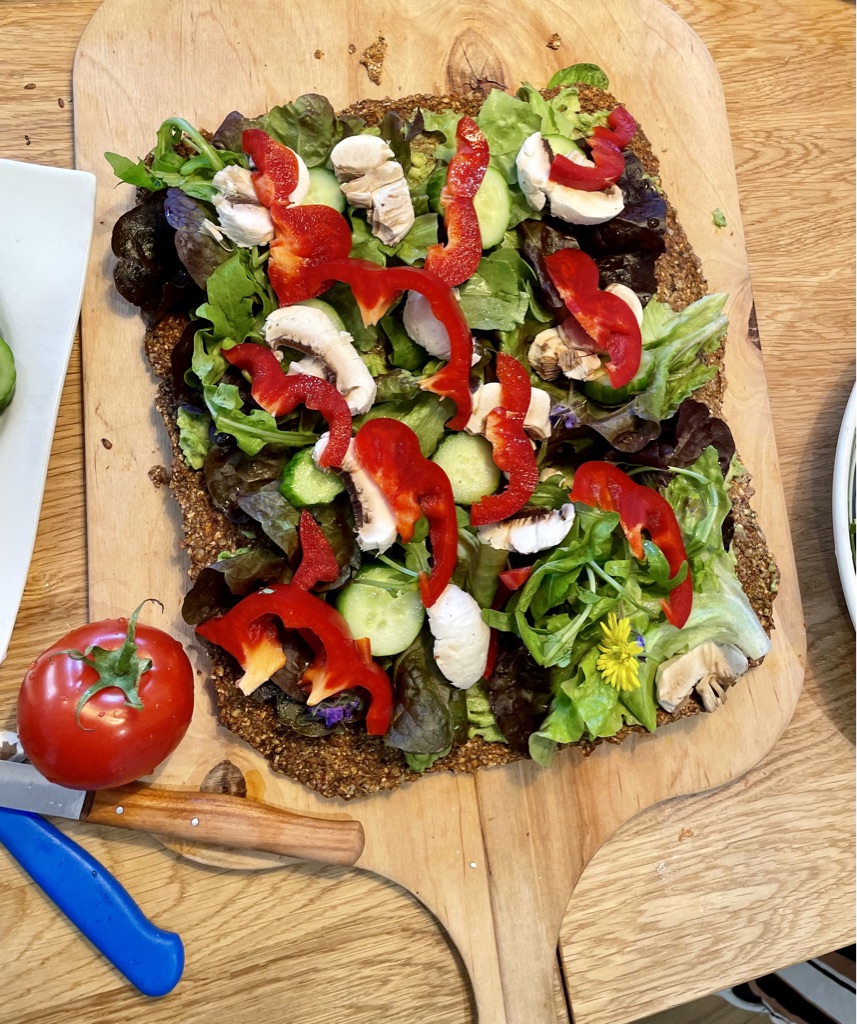 Rohkost-Pizza mit frischem Salat